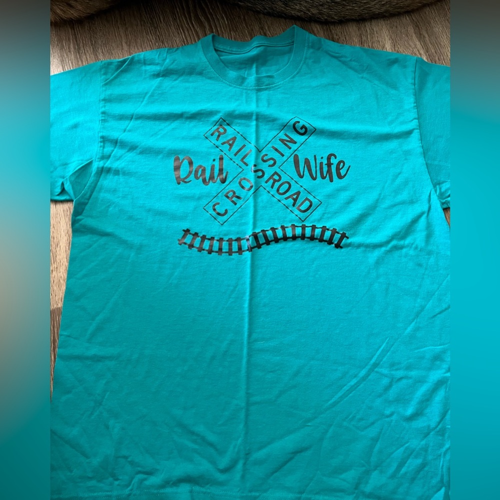 Women’s rail wife tee